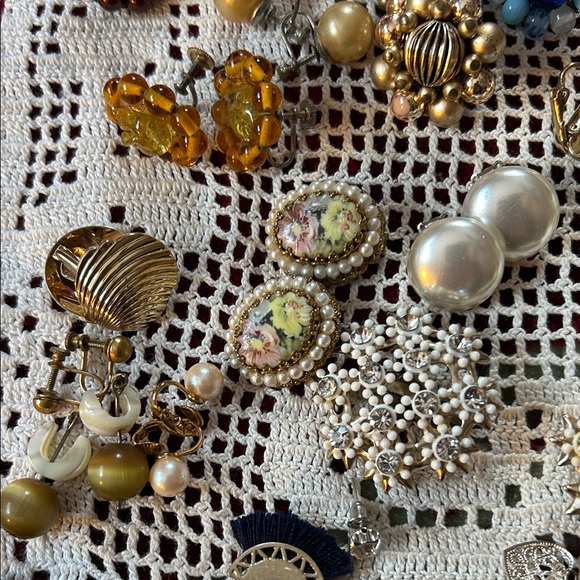 (Vintage clip ons )an the rest pierce with necklaces great bundle - Picture 4 of 10